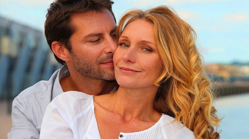 10 причини, поради които по-младите мъже са привлечени от по-възрастни жени